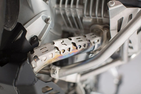 Osłona rur kolektora SW-Motech o średnicy 32-50 mm